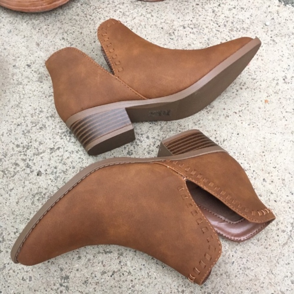 WESTERN STYLE CUT-OUT ANKLE BOOTIES